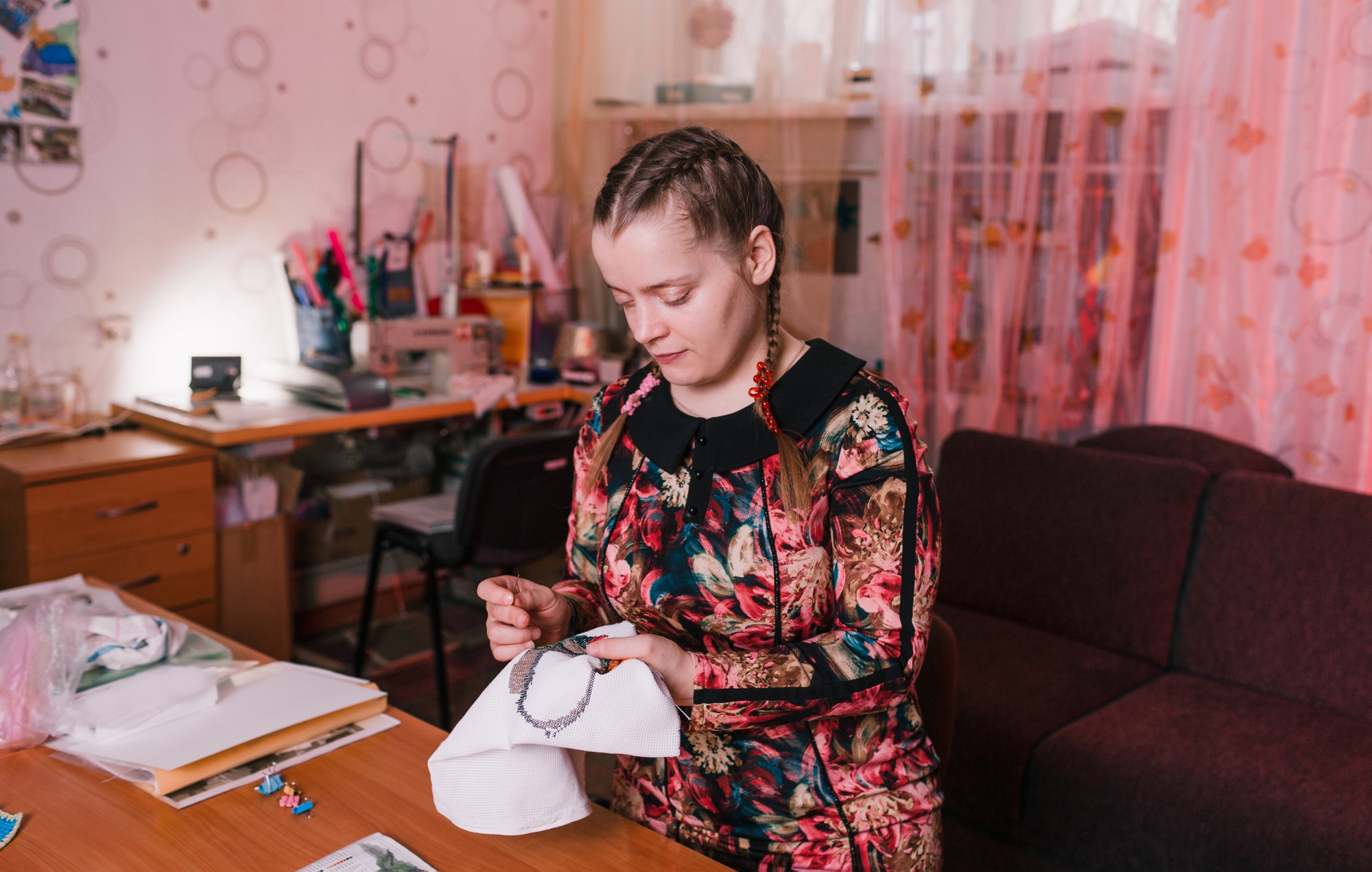 Anna — główna hafciarka w pracowni